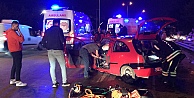 Tıra Çarpan Otomobilde Sıkışan 4 Yaralıyı İtfaiye Kurtardı
