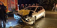 Trafik Işıklarında 2 Otomobil Çarpıştı: 1 Yaralı