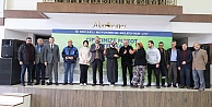 Traktörün deposunu dolduran çiftçi tarlanın yolunu tutuyor