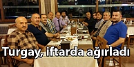 Turgay, iftarda ağırladı