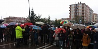 Veliler yol kapattı