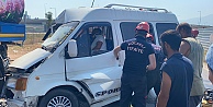 (VİDEOLU) Minibüs Su Tankerine Çarptı: Sıkışan Sürücü Aracın Kapısı Kesilerek Çıkartıldı