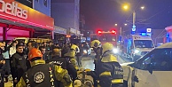 Yeni Yılın İlk Dakikalarında Feci Kaza: Aracın Altında Kalan Motosikletliyi Vatandaşlar Kurtardı