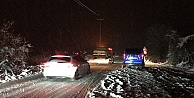 Yoğun kar yağışından ötürü onlarca araç, yüzlerce kişi mahsur kaldı
