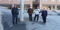 Yol ortasında elektrik direği!