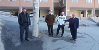 Yol ortasında elektrik direği!