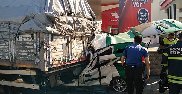 Ticari araç kamyona çarptı; 1 ölü, 1 yaralı