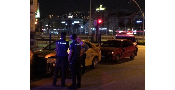 Ticari Taksi ile Çarpışan Otomobilde Bulunan Yaşlı Adam Yaralandı
