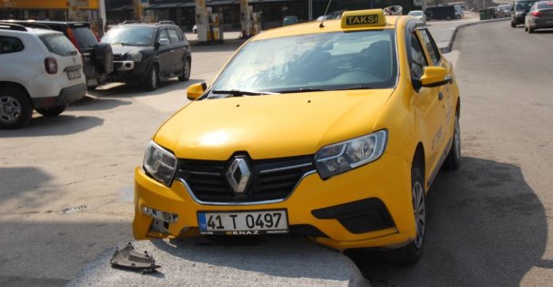 Ticari Taksi Kaldırıma Çarptı: 1 Yaralı