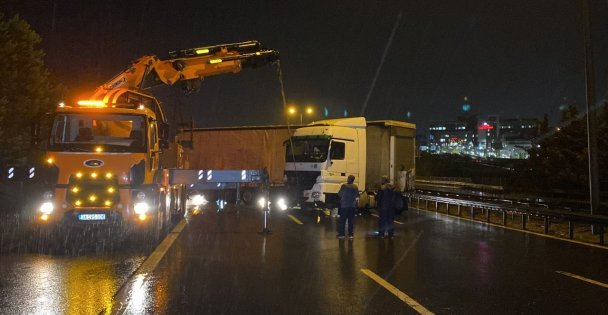 TIR bariyerlere çarptı, TEM Otoyolu trafiğe kapandı