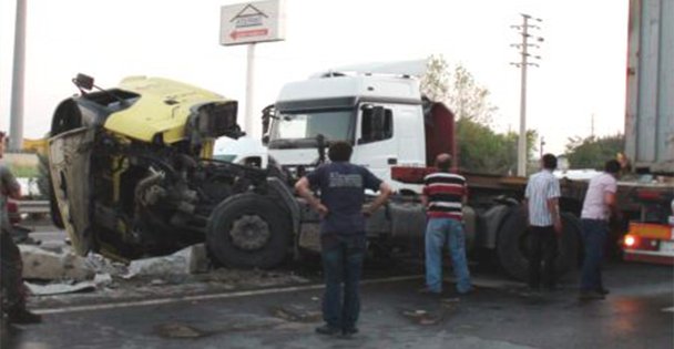Tır devrildi!