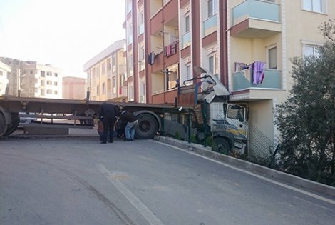Tır eve daldı!