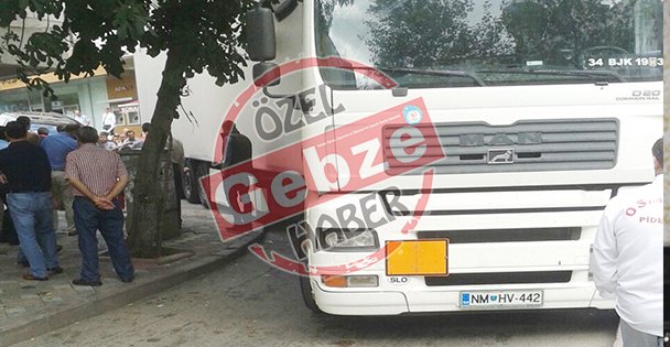 Tır taksiyi ezdi geçti!