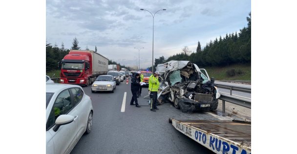 Tıra arkadan çarpan panelvan hurdaya döndü, sürücü araç içinde sıkıştı