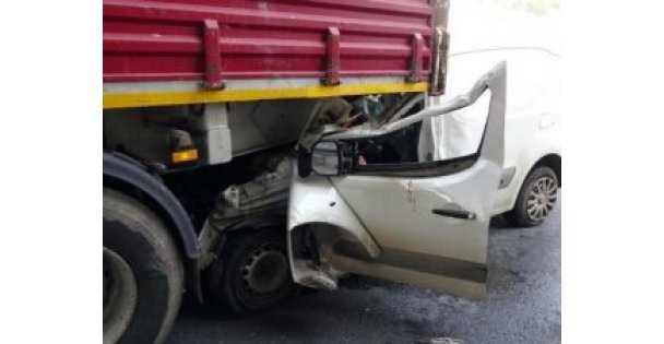 TIR'a arkadan çarptı: 1 yaralı