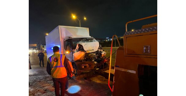 Tıra çarpan kamyonetin sürücüsü yaralandı