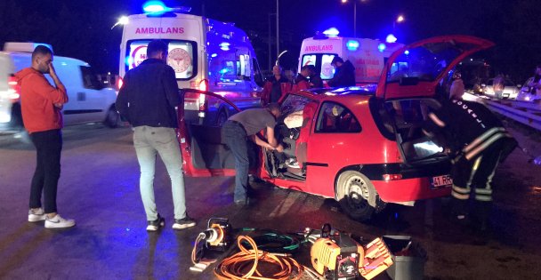 Tıra Çarpan Otomobilde Sıkışan 4 Yaralıyı İtfaiye Kurtardı