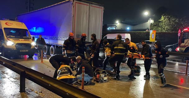 Tıra çarpan otomobildeki 4 kişi yaralandı