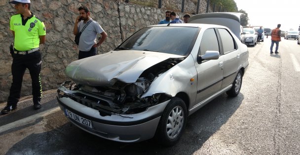 Tıra çarpan otomobilden dumanlar yükseldi: 1 yaralı