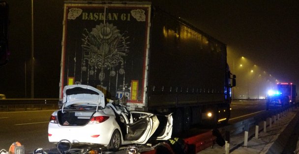 Tıra saplanan otomobil kağıt gibi ezildi: 1 ölü