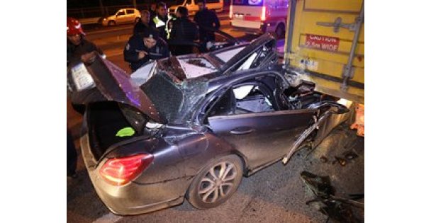 TIR'ın altına girdi