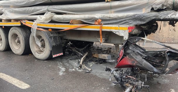 Tırın Altına Giren Otomobil Yandı, Sürücü Hayatını Kaybetti