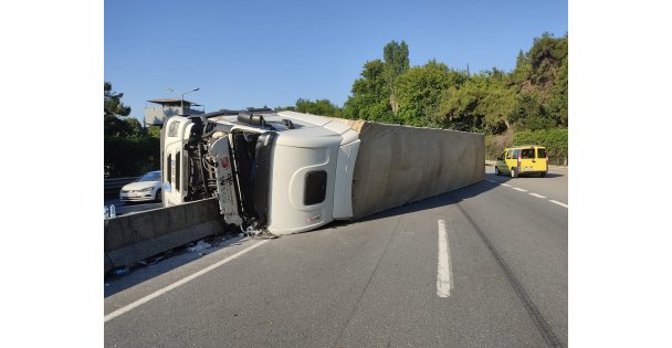 Tırın devrilmesi kara yolundaki trafiği aksattı