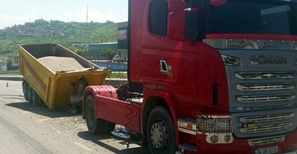 Tır'ın dorsesi koptu!