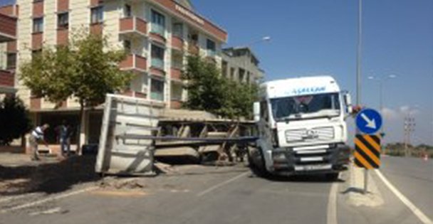 TIR'ın dorsesi yola devrildi
