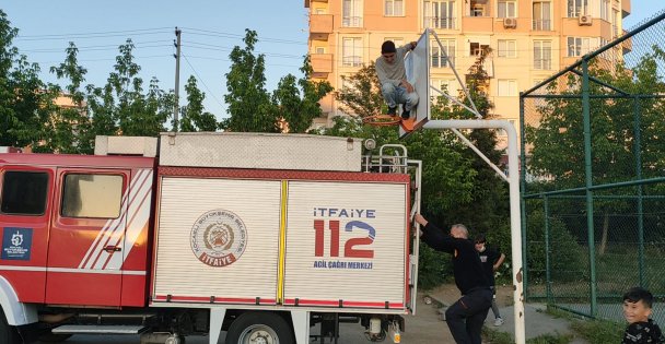 Tırmandığı basketbol potasından inemeyen çocuğu itfaiye kurtardı