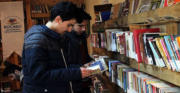 Topladıkları atıklarla kütüphane kurdular