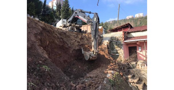 Toprak Kayması Olan Yaya Kaldırımında Taş Duvar Yapımına Başlandı