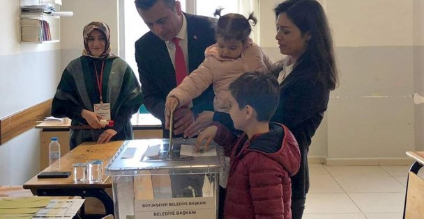 Törk ailesi ile oyunu kullandı