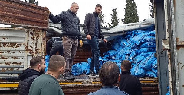 Trabzonlu Gençlerden İhtiyaç sahibi ailelere 40 ton kömür