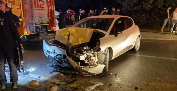 Trafik Işıklarında 2 Otomobil Çarpıştı: 1 Yaralı