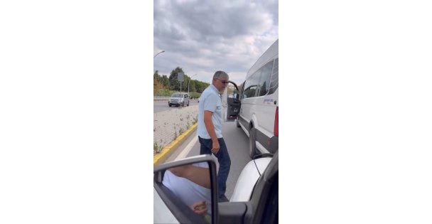 Trafikte servis şoföründen sürücüye tehdit: 