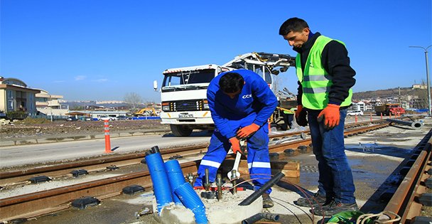 Tramvayda enerji hattı direkleri monte ediliyor