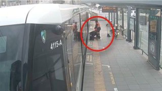 Tramvayın Altına Giren Kediyi Güvenlik Görevlisi Kurtardı