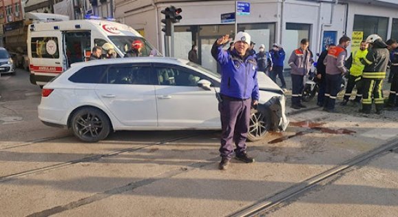 Tramvayla Çarpışan Otomobildeki 2 Kişi Yaralandı