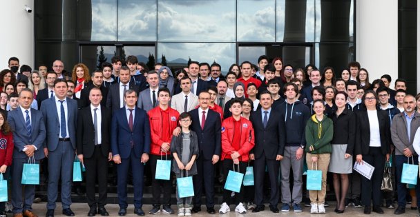 TÜBİTAK Ortaokul-Lise Projeleri Yarışması ve TÜBİTAK 29. Bilim Olimpiyatlarında Dereceye Giren Öğrenciler ile Öğretmenler, Vali Yavuz Tarafından Ödüllendirildi