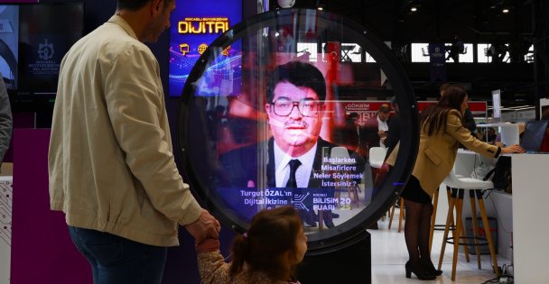 Turgut Özal hologram yöntemiyle Bilişim Fuarı'nda