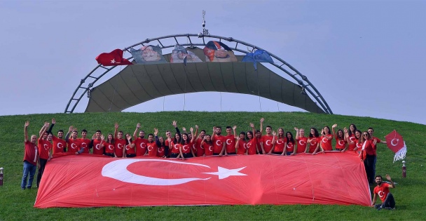 Türk bayraklı dev uçurtmaya ilgi yoğun oldu