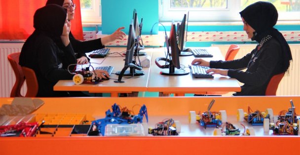 Türkiye Birincisi Oldular! Lise Öğrencileri Çizgi İzleyen Otonom Robotlar Üretiyor