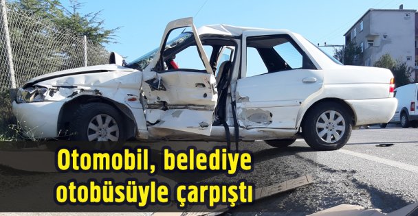Otomobil, belediye otobüsüyle çarpıştı