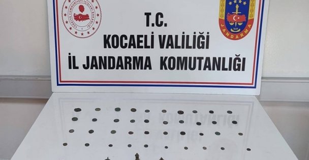 Üstlerinden 49 parça tarihi eser çıktı