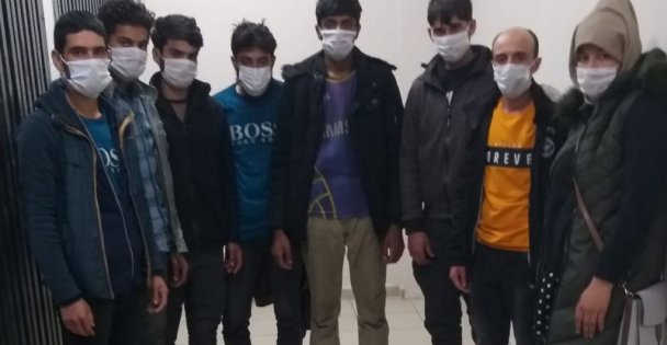 Uygulamada Durdurulan İki Araçtan 15 Kaçak Göçmen Çıktı