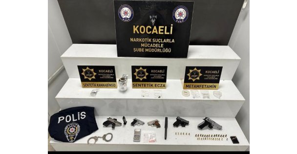 Uyuşturucu Ticaretçisinin Evinde Polis Yeleği Ve Kelepçe Bulundu