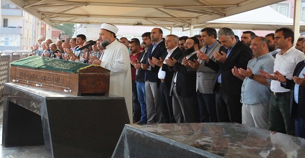 Üzerine demir kapı devrilen çocuk öldü