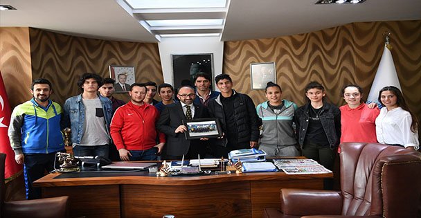 Üzülmez başarılı Liselileri Kabul etti