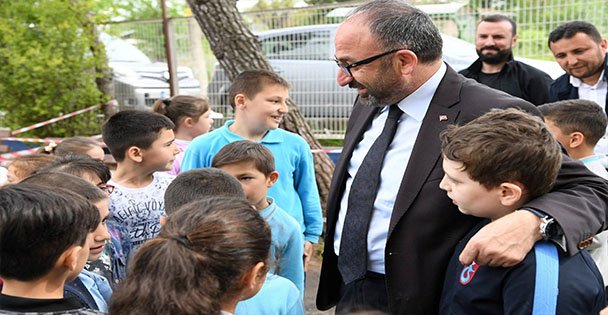 Üzülmez Çocuklarla Basketbol Oynadı